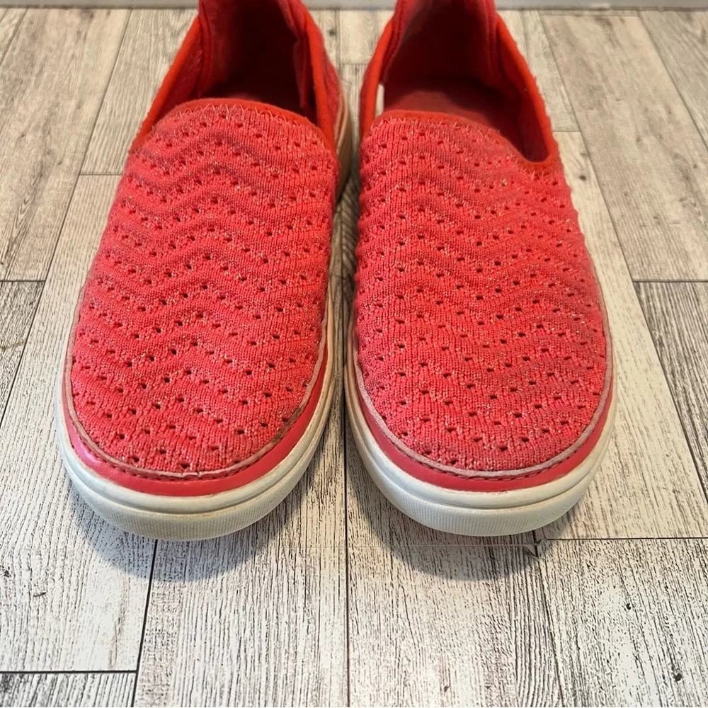 UGG Caplan Slip-on Shoes Girls Size 1 Chevron Metallic Pink Knit Mesh